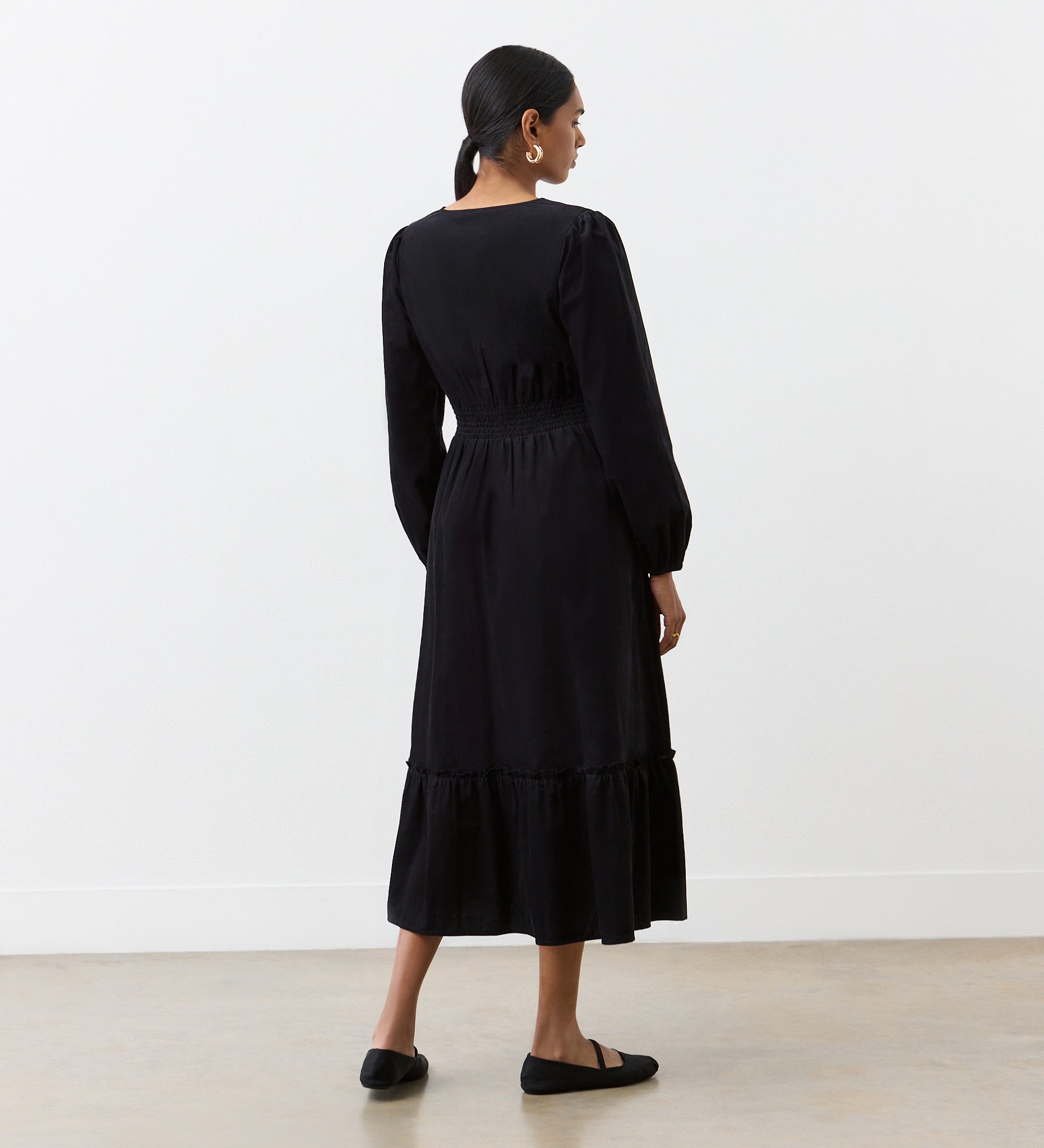 &her アンドハー　Corduroy Dress/Black ワンピース　黒 20241018_StudioWebCrop1-